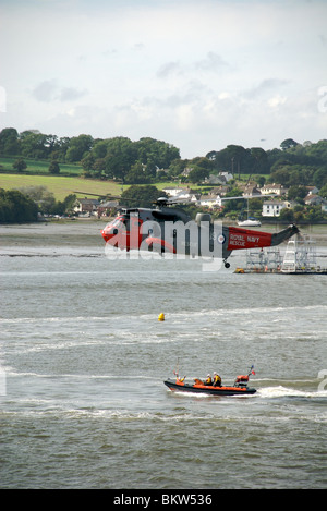 Sea King de la Marine royale de sauvetage de la RNLI et rib, journées portes ouvertes de la marine 2009, Devonport, Plymouth, Devon, UK Banque D'Images