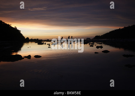 Coucher de soleil à Ko Surin distant, un parc national marin sur la côte ouest de la Thaïlande dans la mer d'Andaman. Banque D'Images