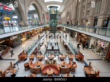 Intérieur du grand atrium à Leipzig Hauptbahnhof gare ou à Leipzig Allemagne Banque D'Images