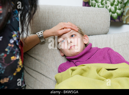 Prendre soin de l'enfant malade Banque D'Images