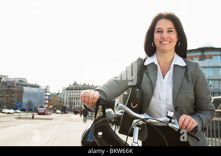 Femme vélo de premier plan Banque D'Images