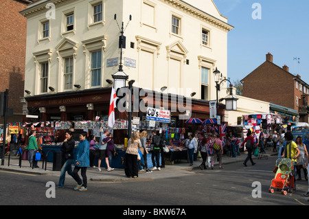 Scène de rue, marché de Portobello Road Notting Hill West London England UK Banque D'Images