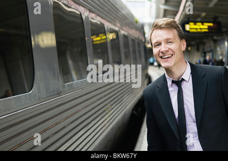 homme d'affaires attendant sur la gare Banque D'Images