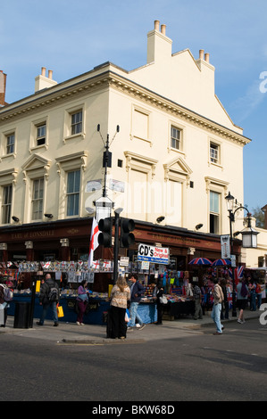 Scène de rue, marché de Portobello Road Notting Hill West London England UK Banque D'Images