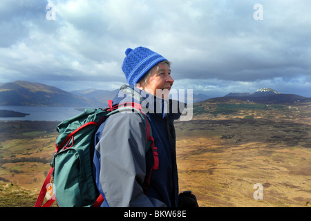 Personnes âgées actives rendez la randonnée dans le Parc National des Trossachs, Ecosse Banque D'Images