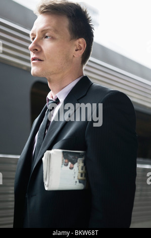 Homme avec un journal Banque D'Images