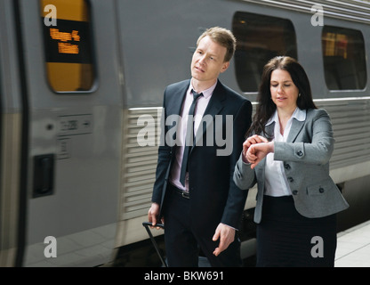 Deux personnes par le train Banque D'Images