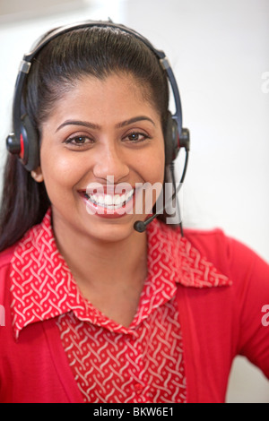 Close up of customer service representative, regardant la caméra Banque D'Images
