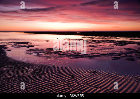 Aube lumière sur la plage de Robin Hood's Bay Banque D'Images