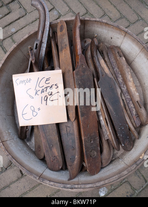 Les lames de glace ancienne à vendre en boutique d'antiquités à Delft aux Pays-Bas Banque D'Images