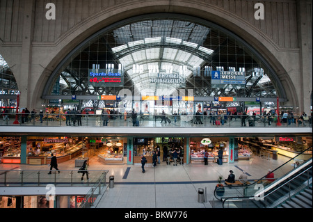 Intérieur du grand atrium à Leipzig Hauptbahnhof gare ou à Leipzig Allemagne Banque D'Images