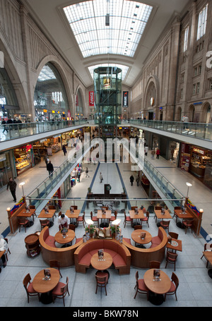 Intérieur du grand atrium à Leipzig Hauptbahnhof gare ou à Leipzig Allemagne Banque D'Images