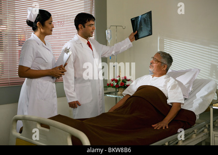 Vieil homme visite de son médecin, doctor holding x-ray Banque D'Images
