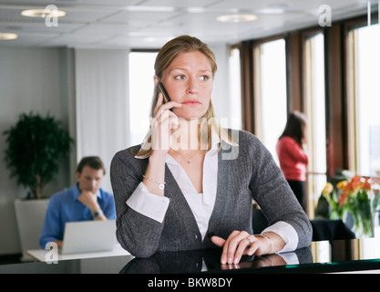 Femme attendant dans phone Banque D'Images