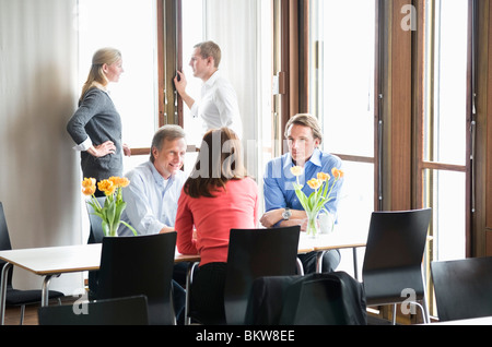 L'équipe de travail assis dans canteen Banque D'Images