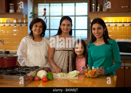 Portrait de trois générations chez les femmes de la famille dans la cuisine Banque D'Images