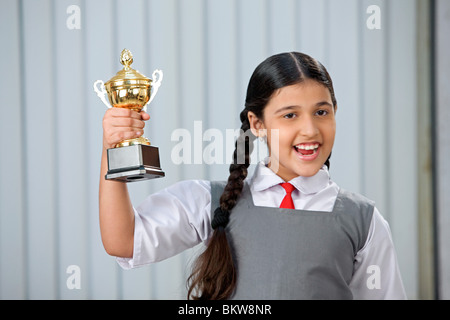 Une fille de l'école tient un trophée, smiling Banque D'Images