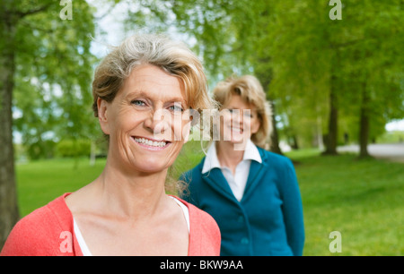 Deux professionnels des femmes dans un parc Banque D'Images