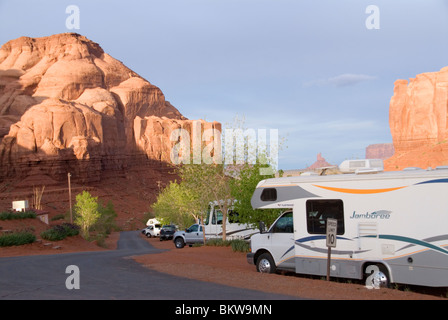 Gouldings RV park avec les véhicules de loisir derrière Gouldings Lodge de Monument Valley Navajo Tribal Park au sud-ouest de l'Utah USA Banque D'Images