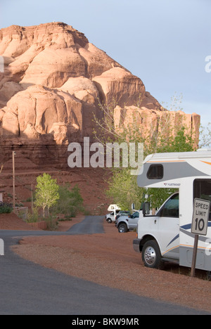 Gouldings RV park avec les véhicules de loisir derrière Gouldings Lodge de Monument Valley Navajo Tribal Park au sud-ouest de l'Utah USA Banque D'Images