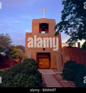 Vue sur le crépuscule de la Chapelle San Miguel, construite à l'origine en 1626, reconstruite après la révolte de 1680, Santa Fe, Nouveau-Mexique, États-Unis Banque D'Images