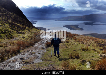 Personnes âgées actives rendez la randonnée dans le Parc National des Trossachs, Ecosse Banque D'Images