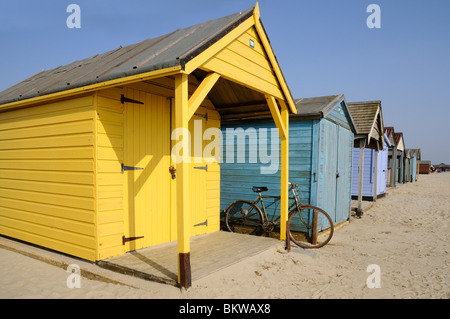 Cabines de plage sur la plage de West Wittering, Sussex, Angleterre Banque D'Images