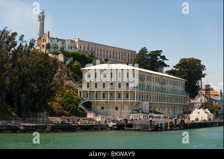 64 bâtiment et le quai des ferries, l'île d'Alcatraz ou 'LA ROCHE', San Francisco Bay, California, USA Banque D'Images