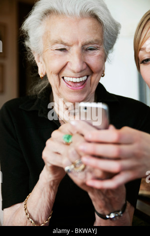 Femme âgée avec cellphone Banque D'Images