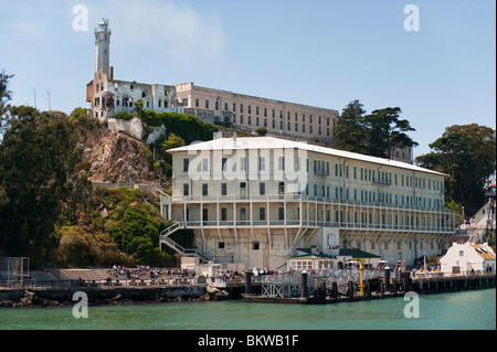 64 bâtiment et le quai des ferries, l'île d'Alcatraz ou 'LA ROCHE', San Francisco Bay, California, USA Banque D'Images
