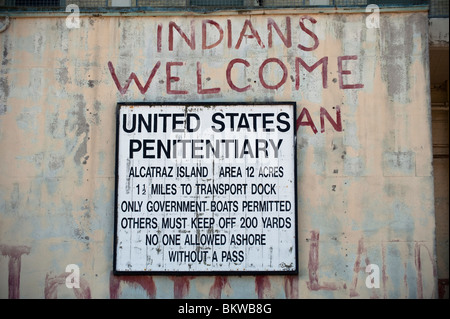 Graffiti de l'occupation américaine native sur un panneau à Alcatraz Prison ou 'LA ROCHE', San Francisco Bay, California, US Banque D'Images