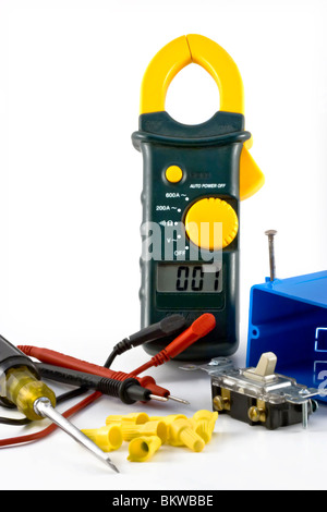 Image en gros plan d'un compteur électrique, interrupteur, fil électrique, boîte de noix et de tournevis. Banque D'Images