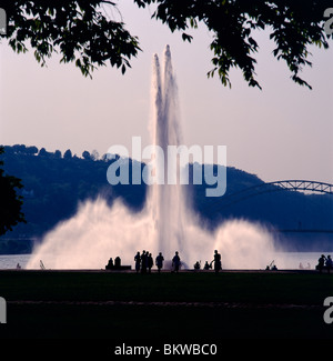 Fontaine au coucher du soleil, Point Park, confluent de trois rivières (Allegheny, Monongahela et Ohio), Pittsburgh, Pennsylvanie, USA Banque D'Images