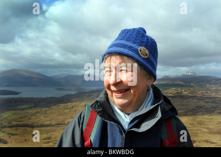 Personnes âgées actives rendez la randonnée dans le Parc National des Trossachs, Ecosse Banque D'Images