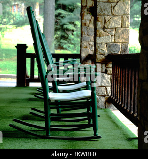 Des chaises berçantes sur porche clubhouse Golf Club Foxburg, plus ancienne course aux USA, Clarion County, California, USA Banque D'Images