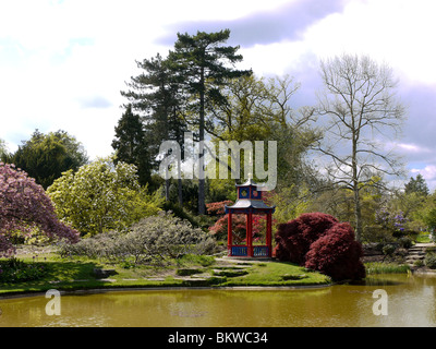 Pergoda dans le jardin d'eau à Cliveden House, propriété du National Trust Banque D'Images