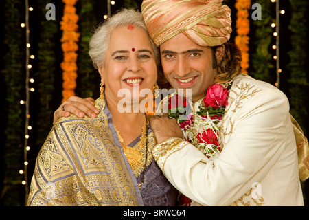 Mère indienne et son fils portant son habit de noces Banque D'Images