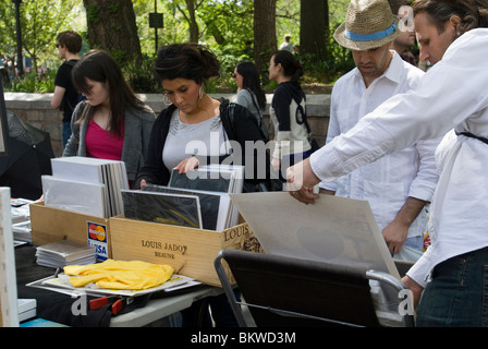 Artistes de vendre leurs produits dans la région de Union Square à New York Banque D'Images