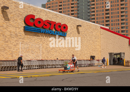 ARLINGTON, VIRGINIA, USA - Costco Wholesale store. Banque D'Images