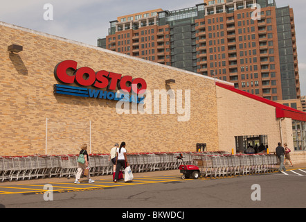 ARLINGTON, VIRGINIA, USA - Costco Wholesale store. Banque D'Images