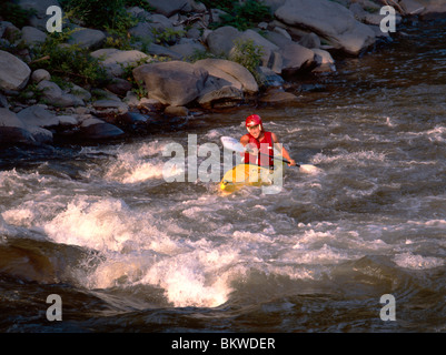 Les jeunes kayakistes pagayant en amont dans le ruisseau Esopus, montagnes Catskill, New York State, USA Banque D'Images