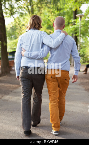 Deux homosexuels marchant à l'extérieur Banque D'Images