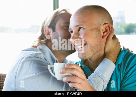 Deux homosexuels dans un café Banque D'Images