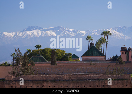 Montagnes de l'Atlas avec la neige en février derrière le palais El Badii à Marrakech Banque D'Images