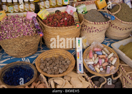 Séchés roses, lavande et huile d'Argan sur un étal dans le secteur nord d'épices au souk - Rahba Kedima à Marrakech Banque D'Images