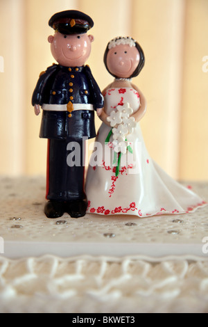 Par Mark Pic Passmore/ www.markpassmore.com. 24/04/2010. Détail de pic cake toppers sur un gâteau de mariage. Banque D'Images