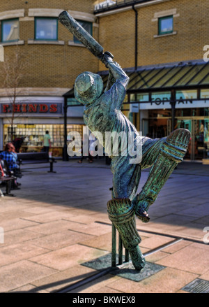 L'esprit du cricket, par Allan Sly, dans le centre commercial de Hastings qui a été construit sur le site d'Hastings cricket ground. Banque D'Images