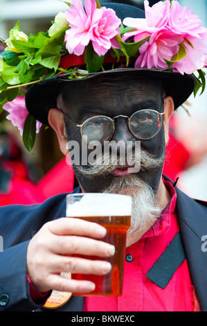 Boire de la bière Morris dancer, Royal Botanic Gardens, Kew Green Man Festival, Shropshire Banque D'Images