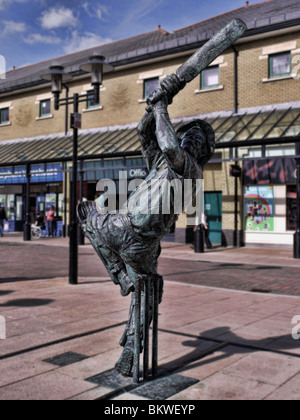 L'esprit du cricket, par Allan Sly, dans le centre commercial de Hastings qui a été construit sur le site d'Hastings cricket ground. Banque D'Images