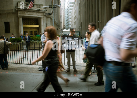 Les membres de l'organisation du groupe pour l'Amérique de protestation devant la Bourse de New York Banque D'Images